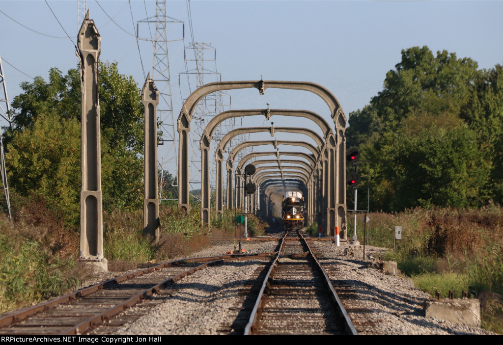 L572 rolls along under through the tunnel of arches as it approaches Penford